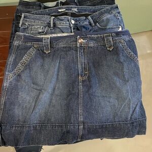 Lot of 3
2 pair of jeans 1 old navy 1 evri
1 Lee denim jean skirt